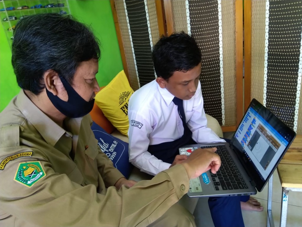 Aththar saat menjelaskan sistem kerja robot virtual