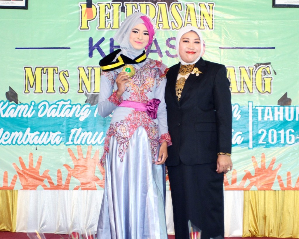 Arifatus Sholihah, Usia 14 Tahun menjadi Lulusan Akselerasi MTs Negeri Lawang Yang Berprestasi