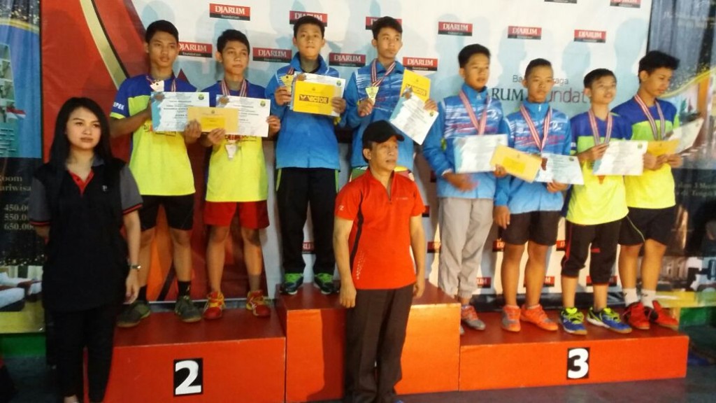 EMAS DI TANGAN KANAN, PERUNGGU DITANGAN KIRI