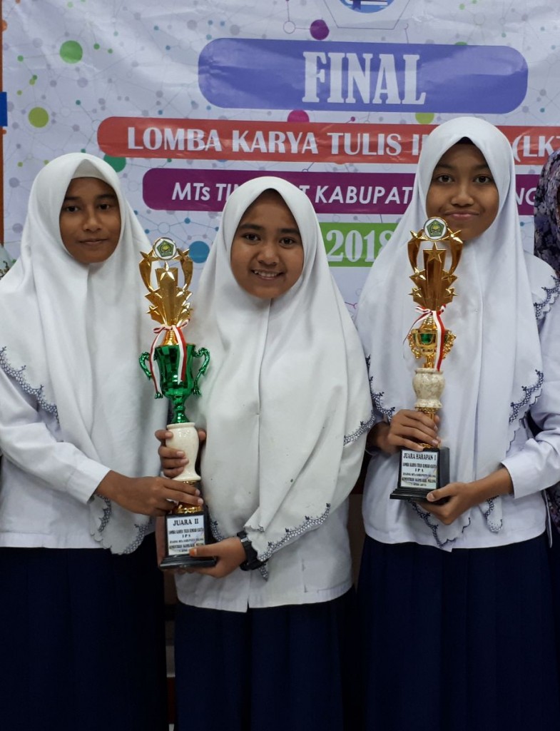 PERSEMBAHKAN PRESTASI MELALUI KARYA TULIS ILMIAH