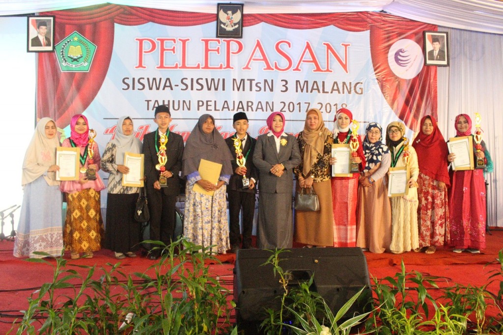 KEMULIAAN  ILMU DENGAN AKHLAQUL KARIMAH