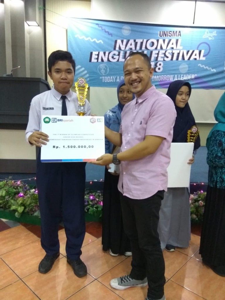 JUARA 1 OLYMPIADE BAHASA INGGRIS TINGKAT NASIONAL, HADIAH ISTIMEWA MTSN 3 MALANG DI HARI SANTRI NASIONAL
