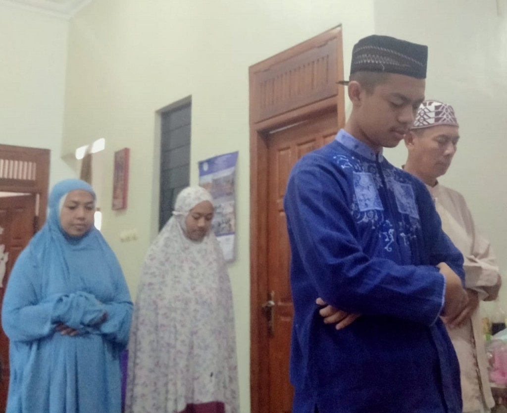 Melaksanakan Himbauan Dirjen Bimas, MTsN 3 Malang Gelar Sholat Gerhana Matahari di Rumah Saja