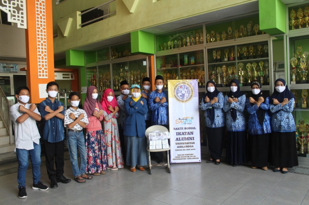Dukung Protokol Kesehatan MTsN 3 Malang, Ikatan Alumni Unair Sumbang 500 Masker