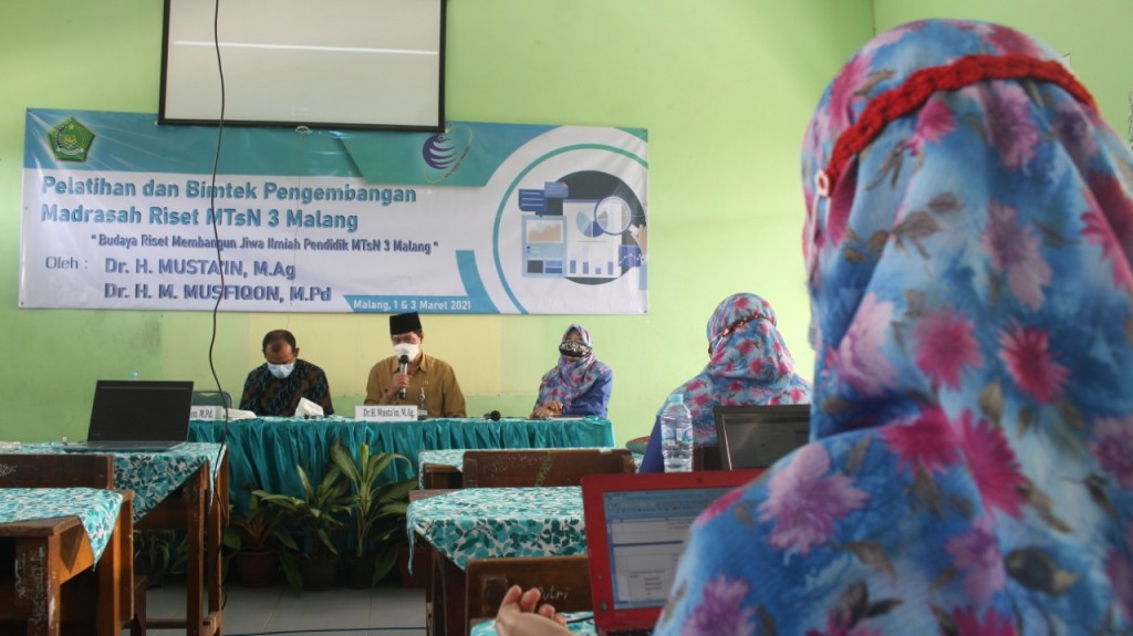 PELATIHAN DAN BIMTEK PENGEMBANGAN MADRASAH RISET MTsN 3 MALANG