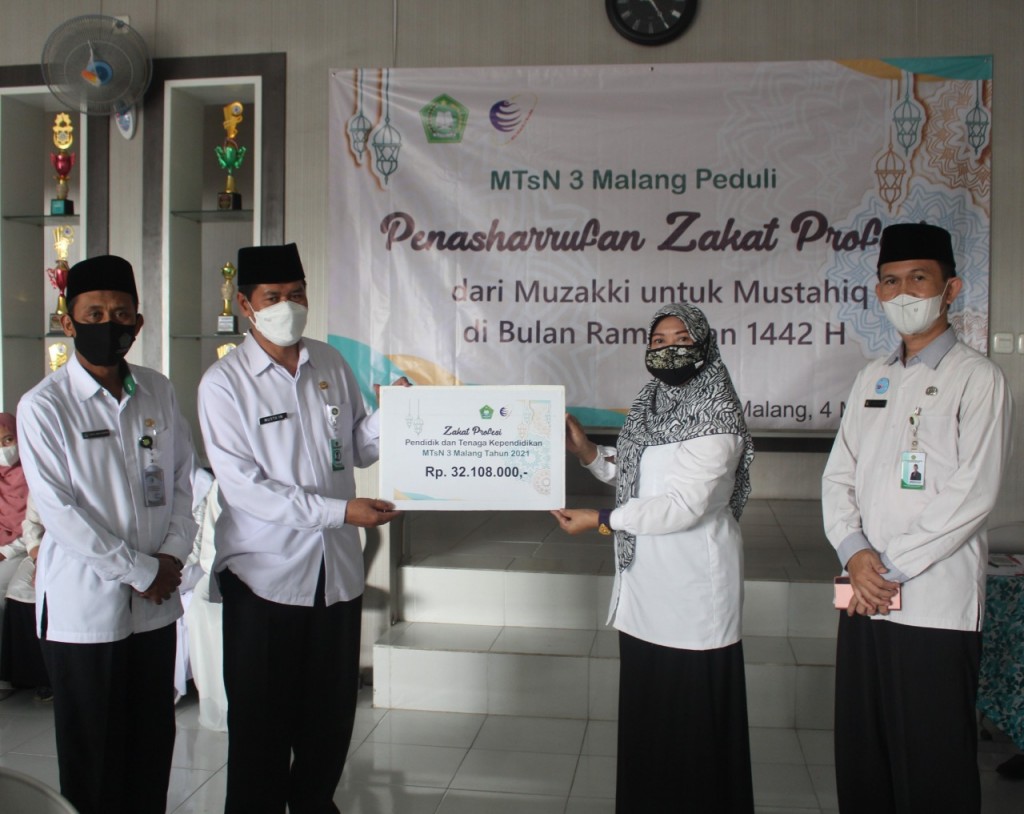 MTsN 3 Malang Mentasharufkan Zakat Profesi Pada Peserta Didik dan Masyarakat Terdampak Pandemi Covid 19