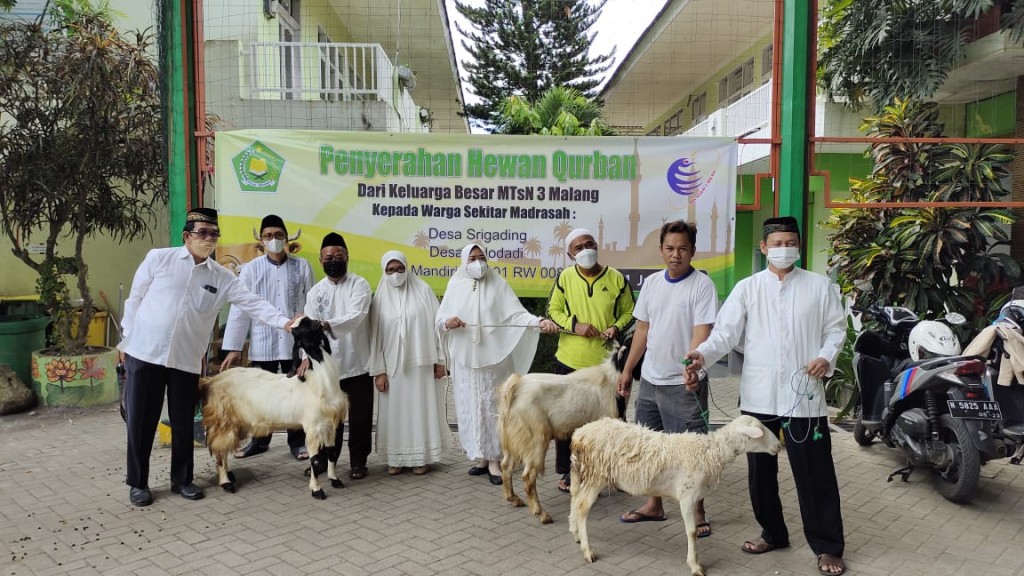 Hindari Kerumunan, MTsN 3 Malang Salurkan Hewan Qurban Pada Desa Sekitar
