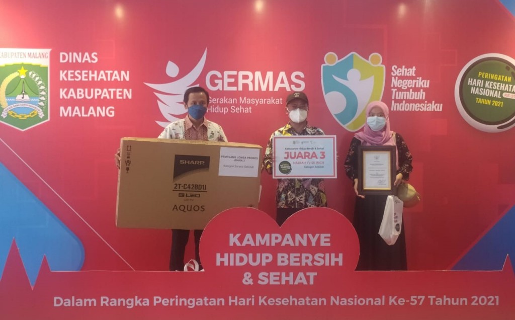 MTsN 3 Malang Raih Penghargaan Dari Bupati Malang Sebagai Penerapan Prokes Kategori Sekolah