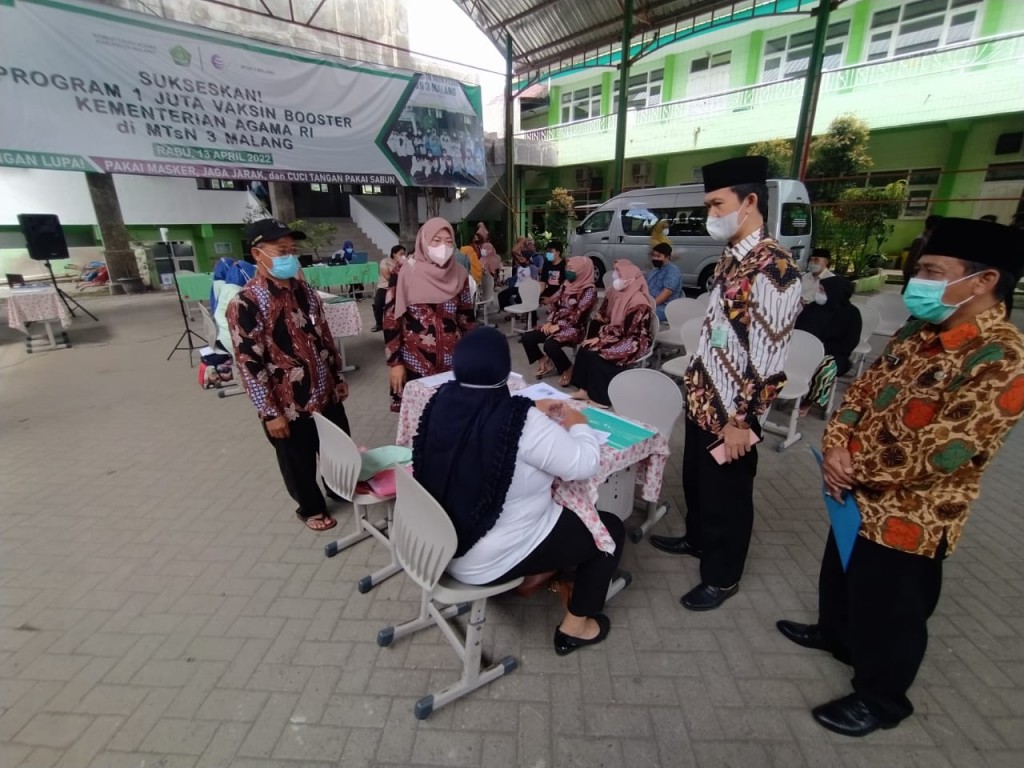 Satu Juta Vaksin Booster, Kementerian Agama RI di MTsN 3 Malang