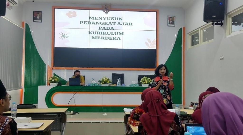 “KAKAK ADIK”  BERANGKUL MEMBANGUN GURU UNGGUL