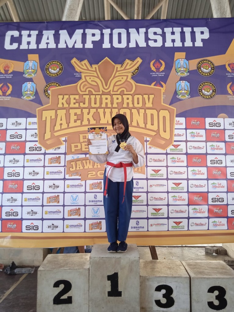 TIGA SISWA MTsN 3 MALANG BERHASIL RAIH MEDALI EMAS KEJUARAAN TAEKWONDO ANTAR PELAJAR JAWA TIMUR 2022
