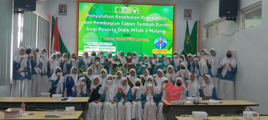 PENYULUHAN KESEHATAN REPRODUKSI DAN PEMBERIAN TABLET TAMBAH DARAH BAGI PESERTA DIDIK MTsN 3 MALANG  BERSAMA PUSKESMAS LAWANG