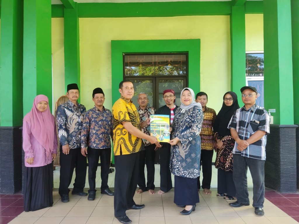 Peduli Korban Banjir di Malang, MTsN 3 Malang Salurkan Bantuan