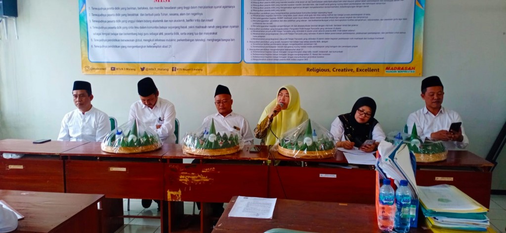 Cenil and friends. Snack kearifan lokal yang menghiasi peringatan Hari Guru Nasional 2022 di MTsN 3 Malang