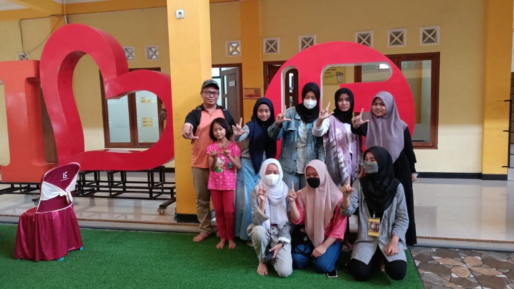 VISITING KAMPUNG INGGRIS TO IMPROVE ENGLISH PROFICIENCY
