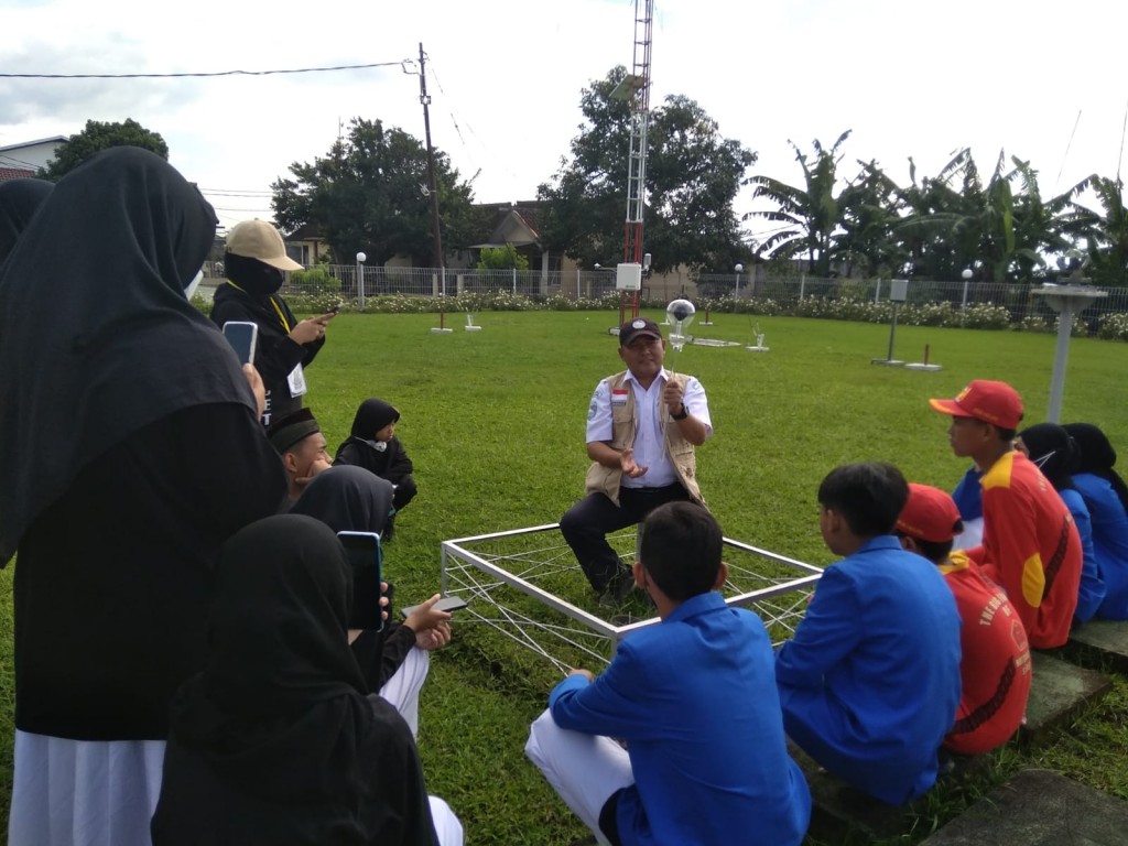 BMKG menjadi destinasi keilmuan bagi Tim Riset MTsN 3 Malang