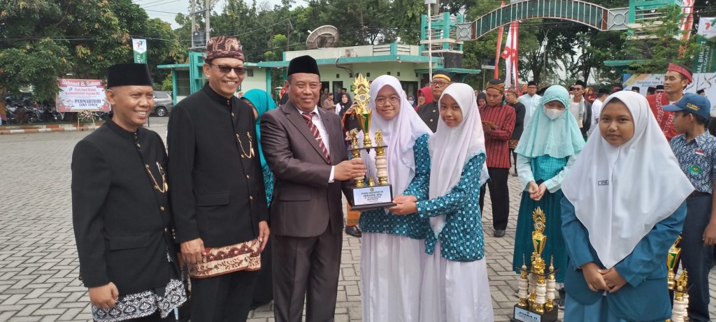 Peringatan HAB Kemenag RI ke-77, Peserta Didik MTsN 3 Malang Mendapatkan Penghargaan dari Kakanwil dan Kakankemenag