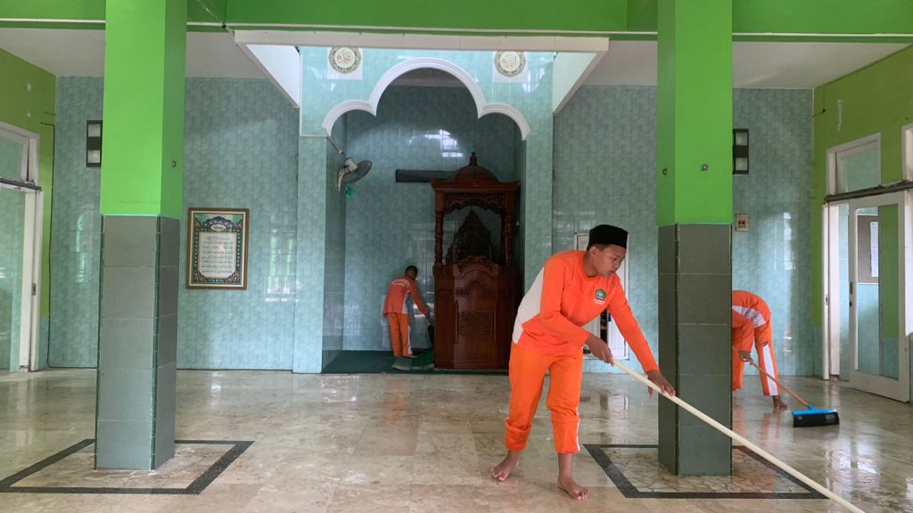 Jelang Libur Lebaran, Gotong Royong Bersihkan Lingkungan Madrasah
