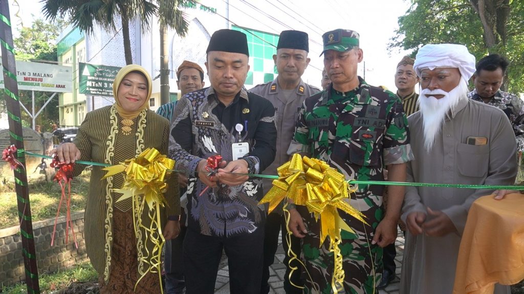 Dampingi Kamad Resmikan Akses Jalan, Sekcam Lawang Apresiasi MTsN 3 Malang Peningkatan Infrastruktur Lawang