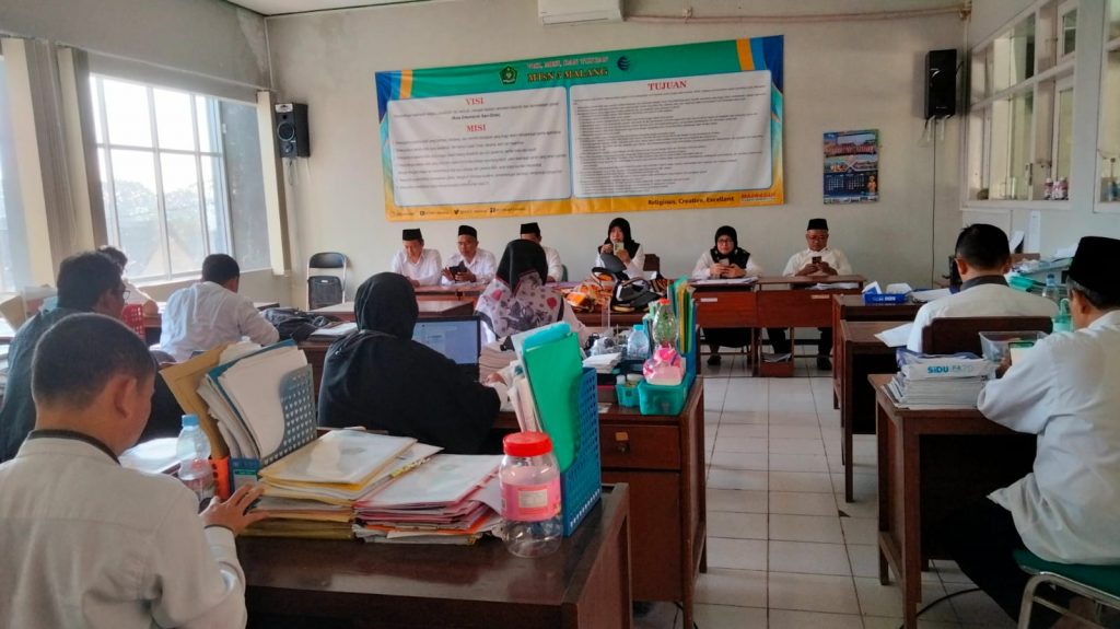Tindak Lanjut Deklarasi Pembangunan Zona Integritas Menuju WBK, Kepala MTsN 3 Malang Membentuk Tim Khusus
