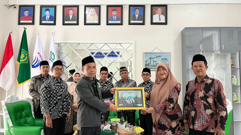Mengunjungi MTsN 3 Malang, Kepala MTs Nahdlatul Wathan Kab. Lombok Timur NTB, Apresiasi Kondusifitas Pembelajaran MTsN 3 Malang