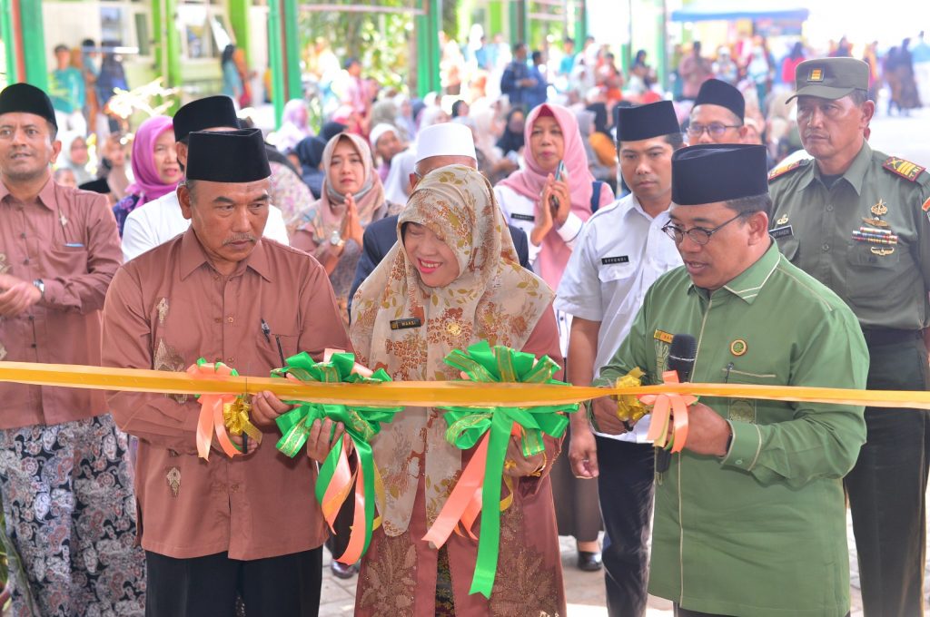 Kepala Kemenag Kab. Malang Hadiri Serah Terima Gedung Kelas 2 Lantai Oleh Komite Madrasah