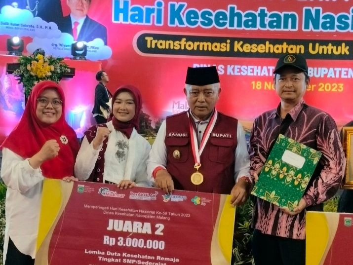 Duta Kesehatan Remaja MTsN 3 Malang Terima Penghargaan Dari Bupati Malang