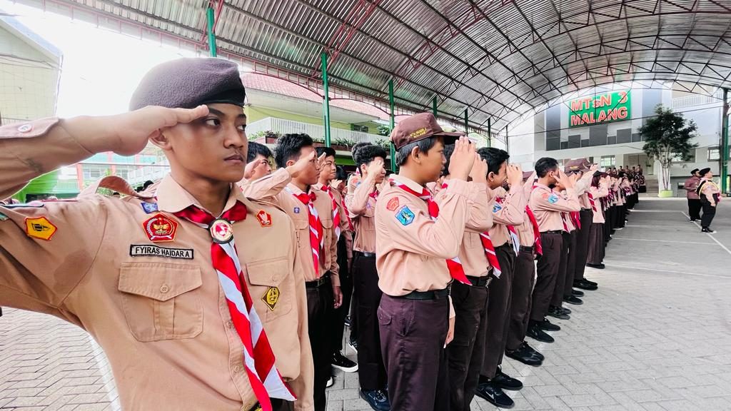 Diperingati Dengan Sederhana, Peserta Didik MTsN 3 Malang Beri Kejutan di Hari Guru