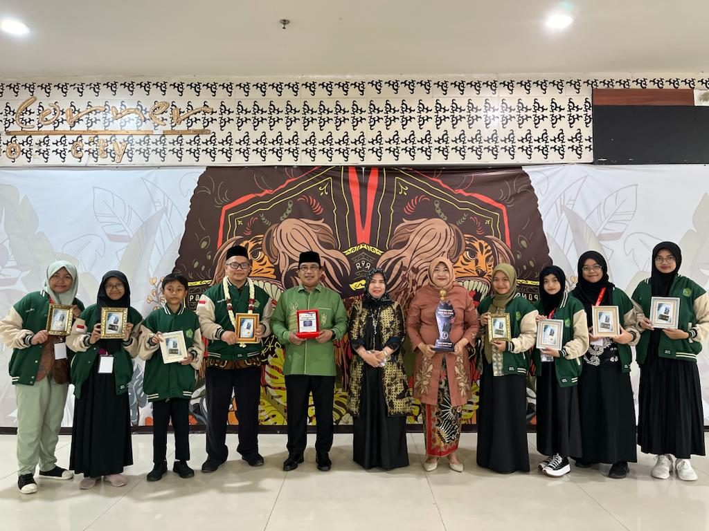 Bersaing Dengan Sekolah di Asean, 7 Peserta Didik MTsN 3 Malang Cemerlang di Asean Olympiad dan Berhasil Raih Juara Umum