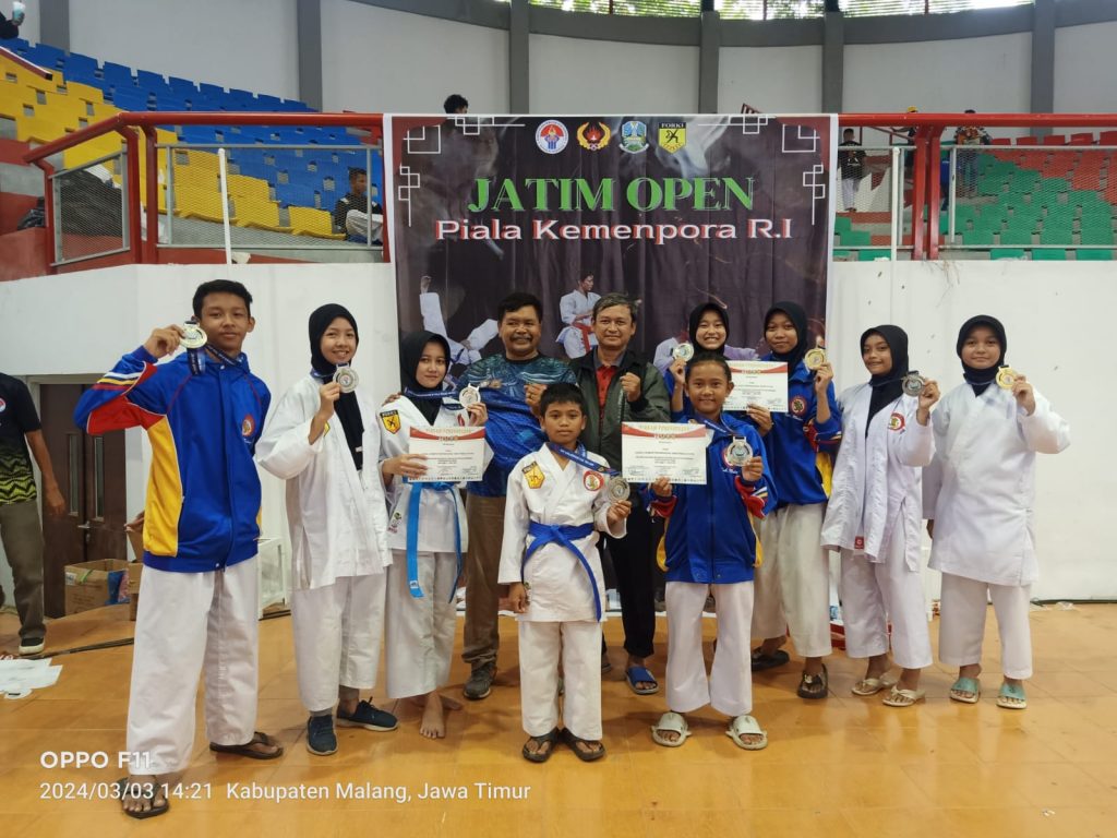 MTsN 3 Malang Mendulang Emas dan Perak Kejuaraan Karate Jatim Open “Piala Kemenpora RI 2024”