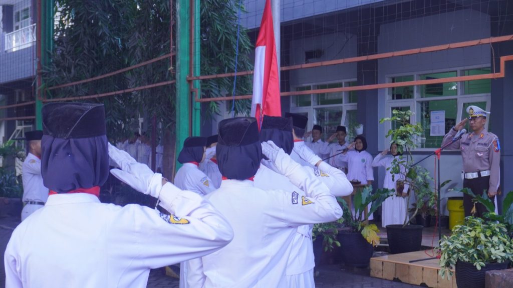 PIMPIN UPACARA BENDERA, AKP HARIONO MENYAMPAIKAN PESAN PENTING