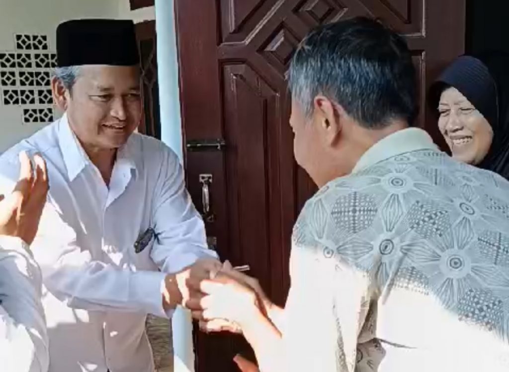 Hari Pertama Masuk Kerja, Halal Bihalal GTK Bersama Warga Sekitar
