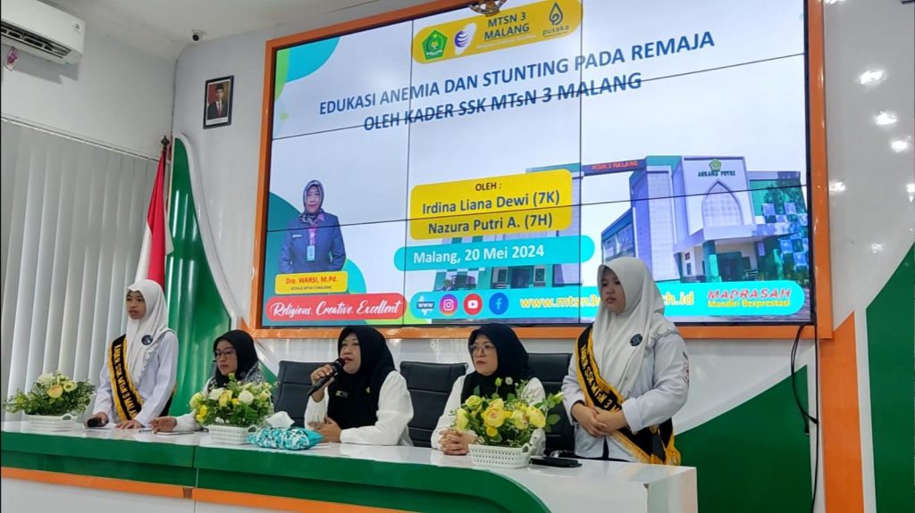 Kader SSK MTsN 3 Malang, memberikan Edukasi Remaja terkait Gizi dan Anemia.