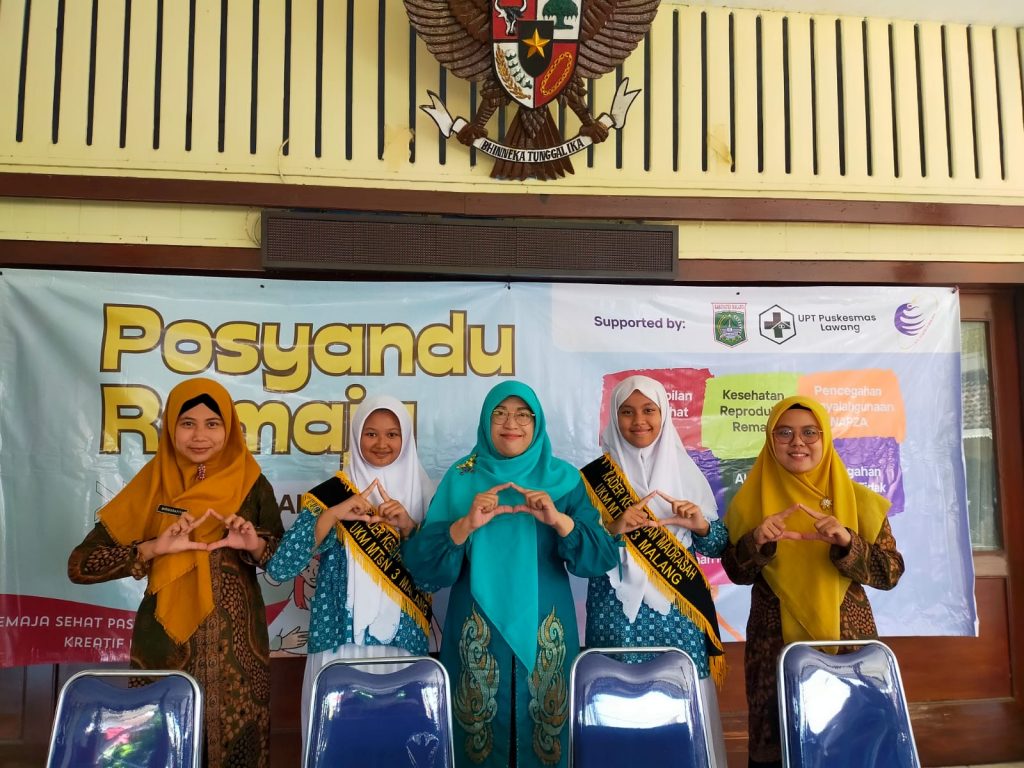 Team Kesehatan MTsN 3 Malang Sebagai Pemateri dalamLaunching Posyandu Remaja