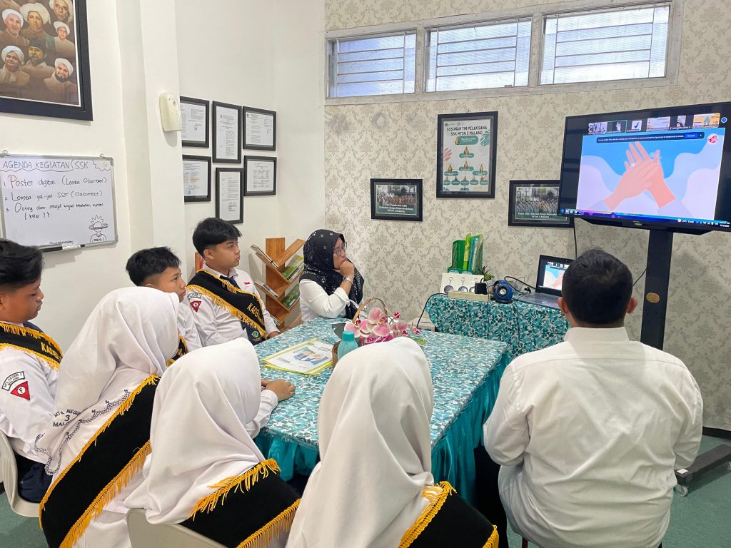 Giat Zoom UMKCamp Seri-4 Sebagai Wujud Kepedulian Kader SSK MTsN 3 Malang Terhadap Keamanan Pangan Siap Saji