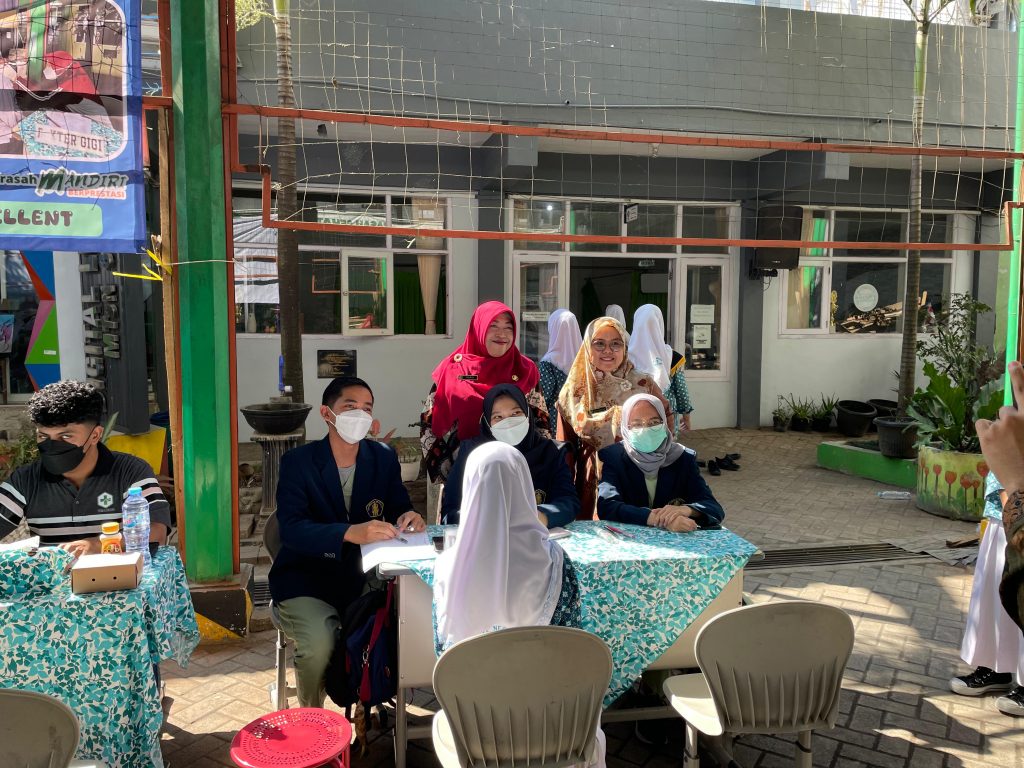 Kader SSK turut mensukseskan kegiatan screening kesehatan dan screening anemia pada peserta didik baru tahun ajaran 2024/2025