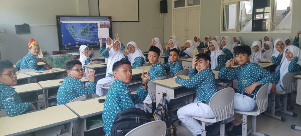 SISWA MTsN 3 MALANG MENGIKUTI MADRASAH ENGLISH COMMUNITY BERSAMA KSKK KEMENAG RI DAN AMERICAN TEACHERS