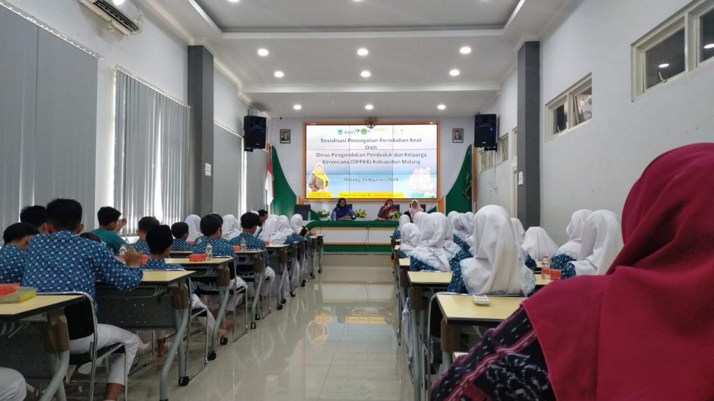 Kader SSK MTsN 3 Malang Mengikuti Sosialisasi Pencegahan Pernikahan Anak bersama Narasumber dari DPPKB Kabupaten Malang