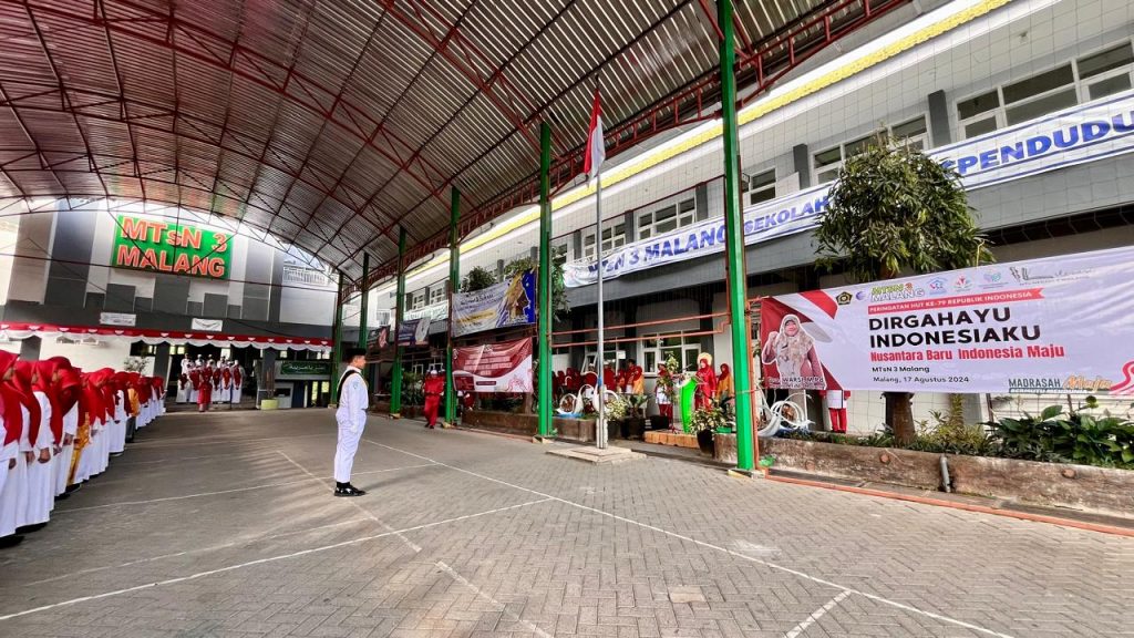 Kenakan Baju Adat melayu pada HUT Ke-79 RI, Kamad Ajak Spirit Menjaga Harmoni Indonesia