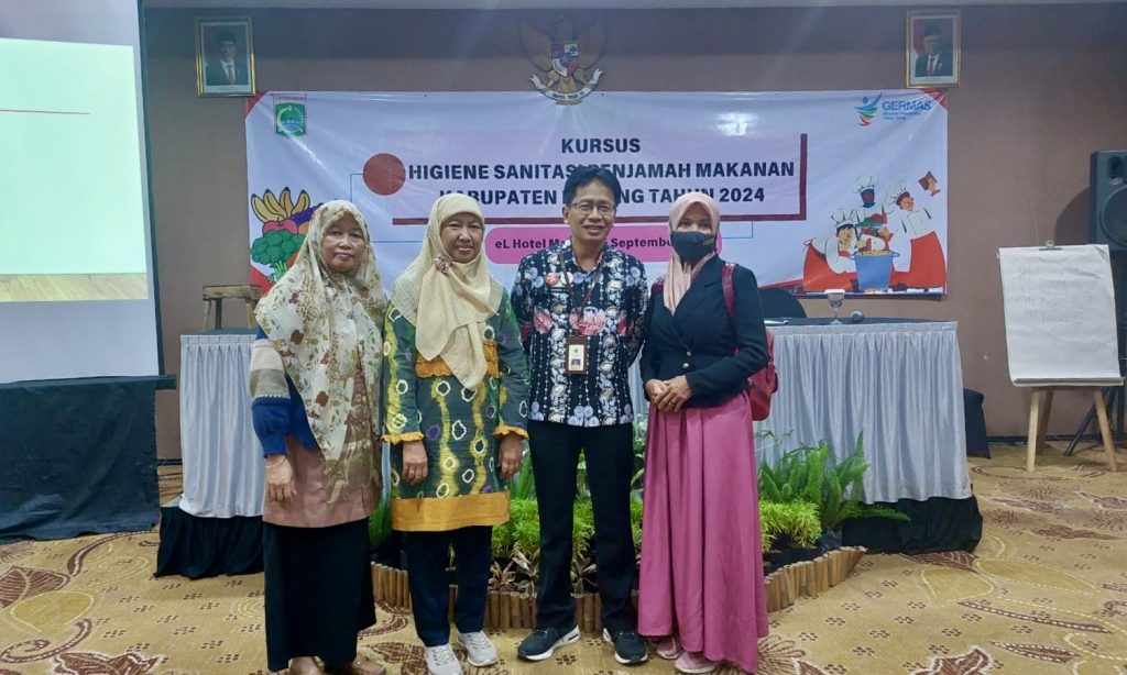 KADER KEAMANAN PANGAN MENGHADIRI KURSUS PENJAMAH MAKANAN DARI DINAS KESEHATAN KAB.MALANG