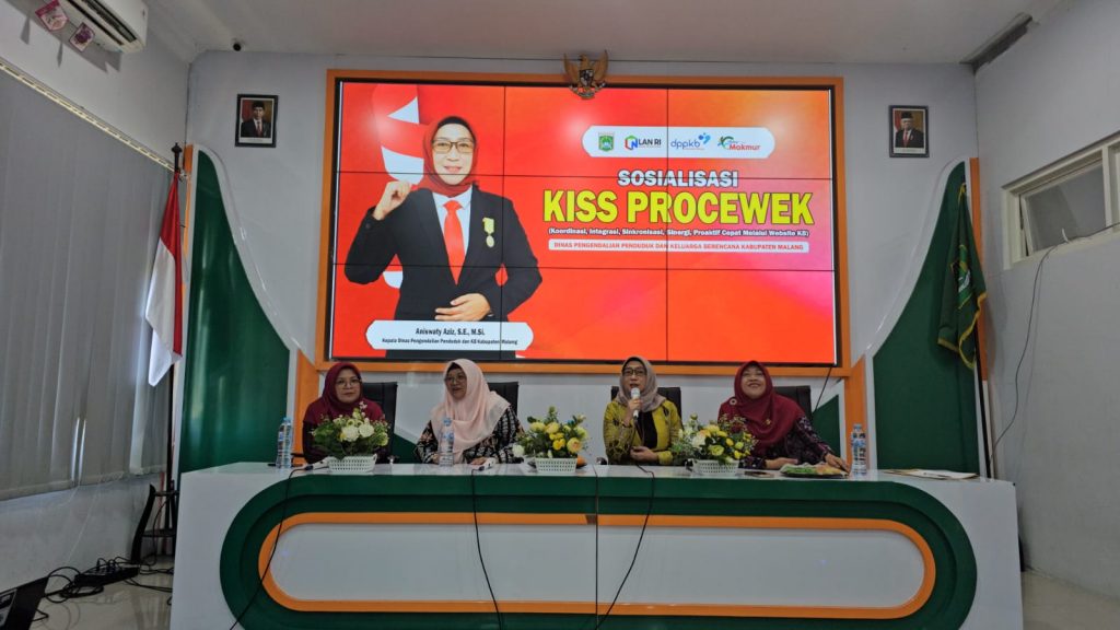 Kepala Dinas Pengendalian Penduduk dan KB Kabupaten Malang Sosialisasikan KISS PROCEWEK kepada Kader dan Tim SSK MTsN 3 Malang