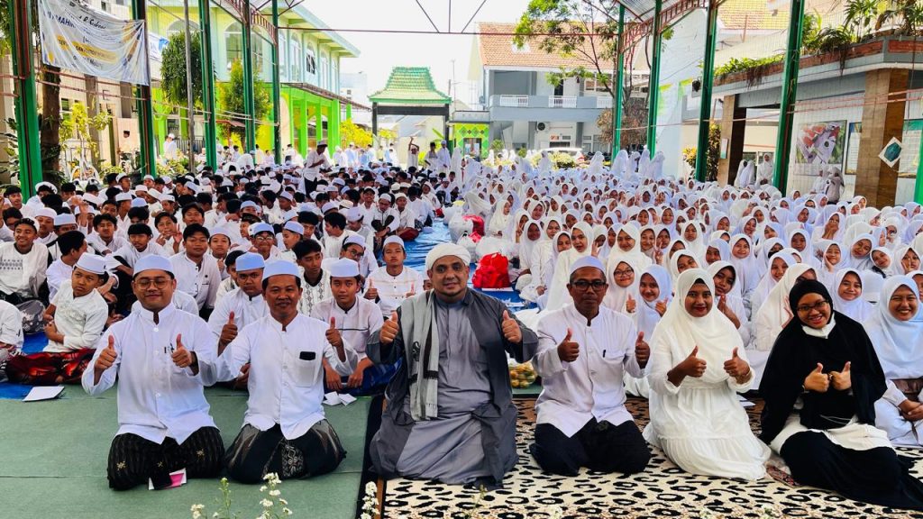 MAKAN BERSAMA MENU SEHAT DAN AMAN DALAM PERINGATAN MAULID NABI MUHAMMAD SAW