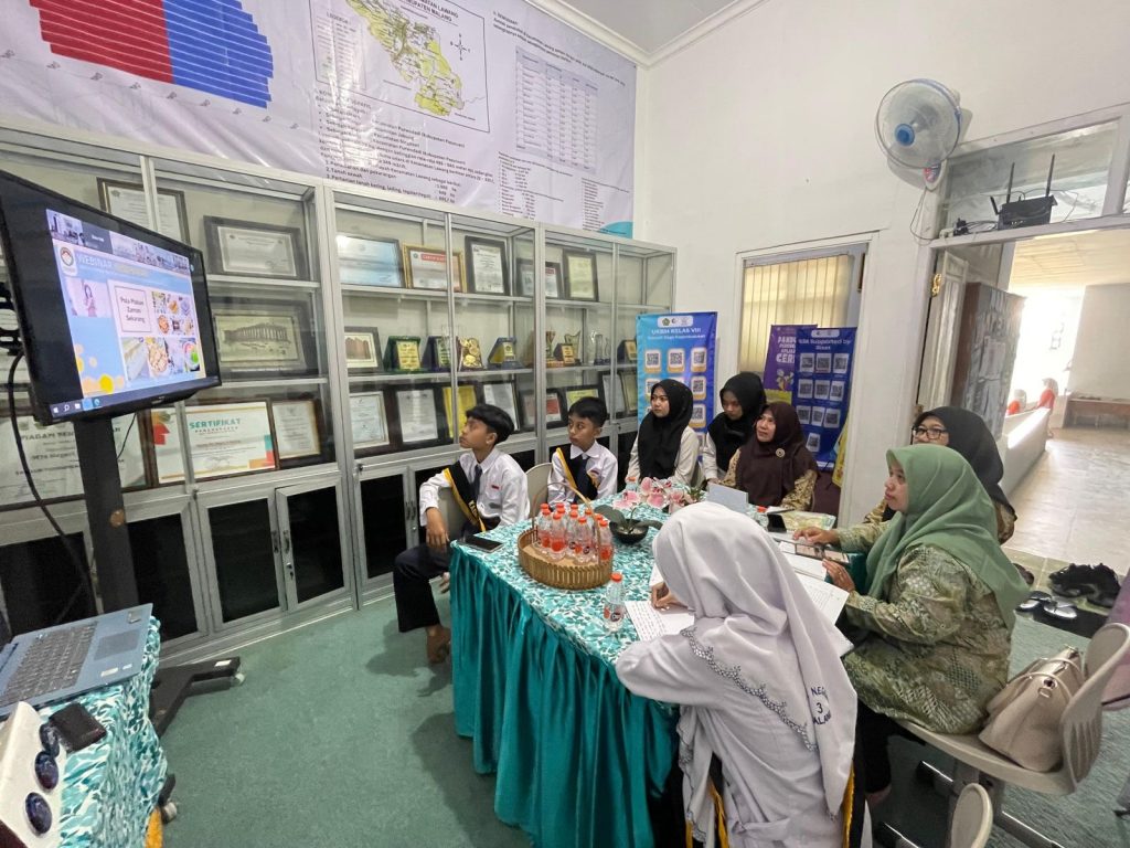 Kader SSK mTsN 3 Malang mengikuti Kegiatan webinar kesehatan bertema sehat,cantik, dan bebas penyakit dengan pola makan tepat