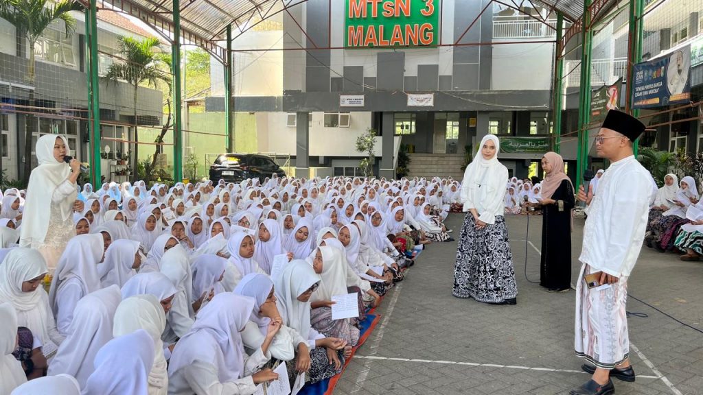 Hujan Doorprize Mengiringi Bedah Kitab Aqidatul Awam pada HSN 2024 di MTsN 3 Malang