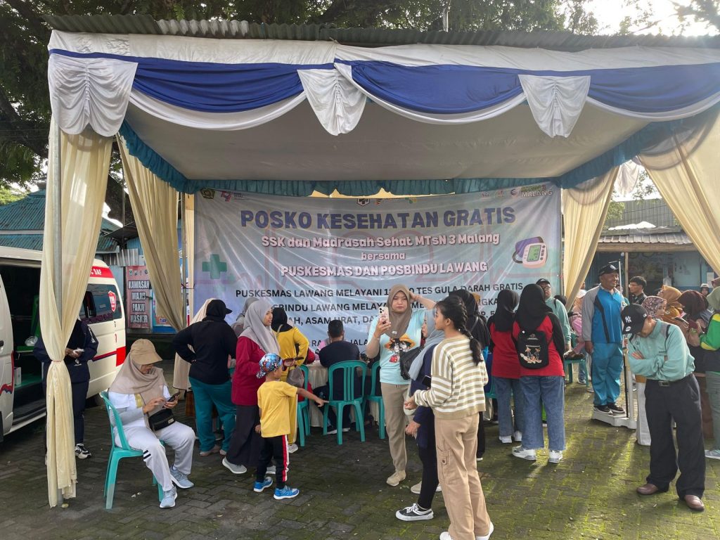 Posko Kesehatan MTsN 3 Malang Bersama Puskesmas Lawang dalam Rangka HAB KEMENAG yang ke-79 di Pujasera Lawang