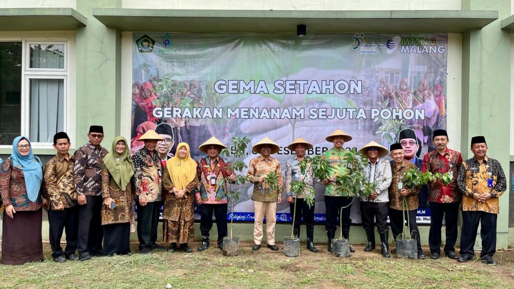 Giat Gema Setahon Kakanwil Tanam Pohon Alpukat