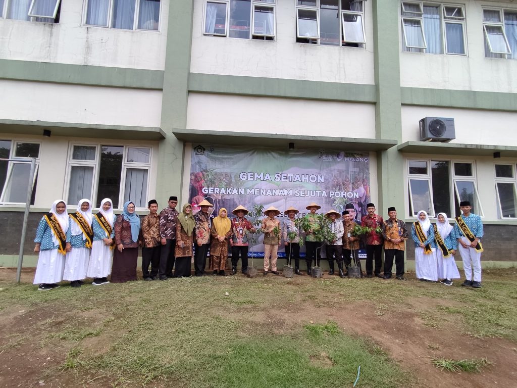 Kepala Kanwil Kemenag Jawa Timur dan Kankemenag Kabupaten Malang Bersama Kader SSK melaksanakan Gerakan Menanam Sejuta Pohon (Gema Setahon) di MTsN 3 Malang
