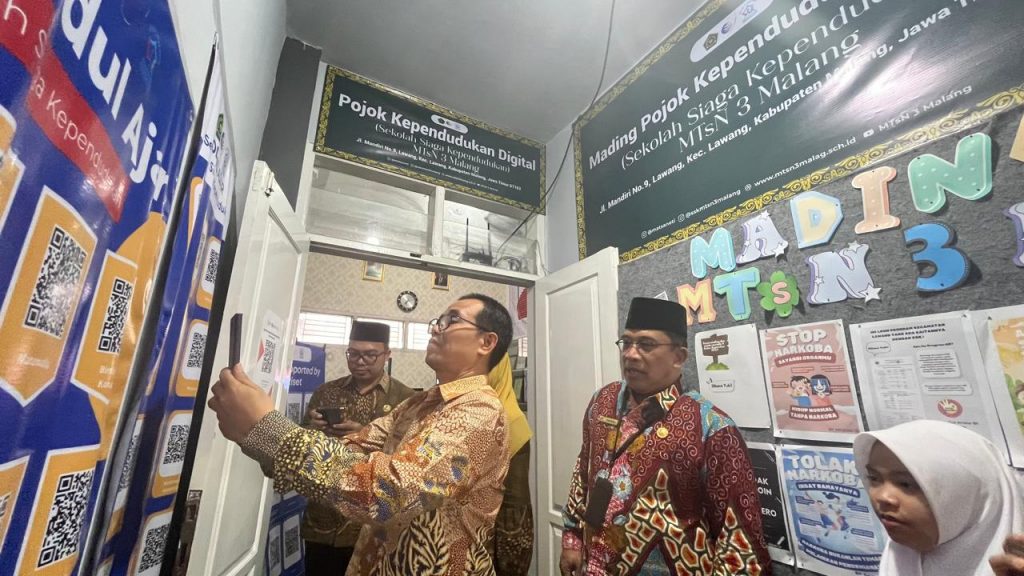 Kepala Kanwil Kemenag Jawa Timur Berikan Testimoni di Pojok Kependudukan SSK MTsN 3 Malang