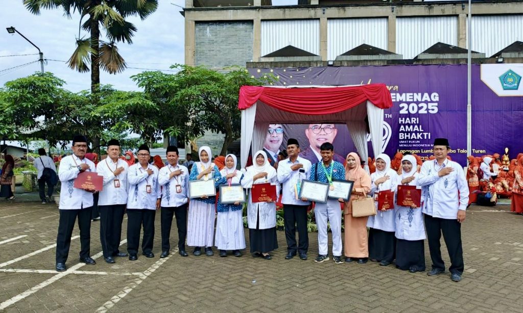 Upacara HAB Ke-79 Kemenag, Kamad, GTK dan Siswa MTsN 3 Malang Terima Penghargaan