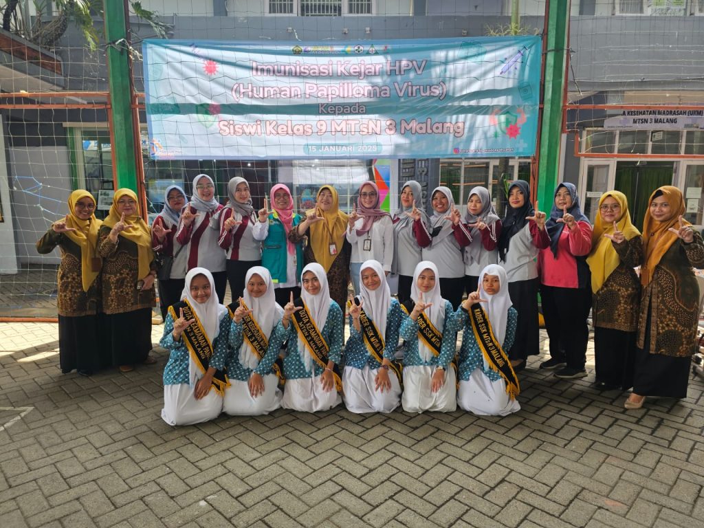 KUNJUNGAN DINKES KAB.MALANG DALAM PELAKSANAAN IMUNISASI KEJAR HPV DI MTsN 3 MALANG